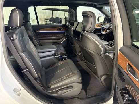 Used 2023 Jeep Grand Cherokee L Summit AWD/4WD image 12