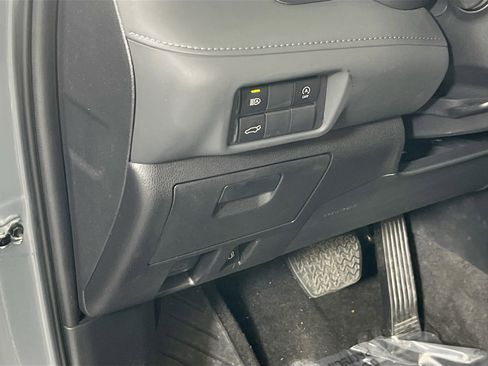 Used 2023 Toyota Highlander XLE image 10