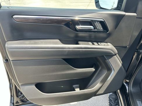 Used 2025 Chevrolet Suburban Z71 AWD/4WD image 24