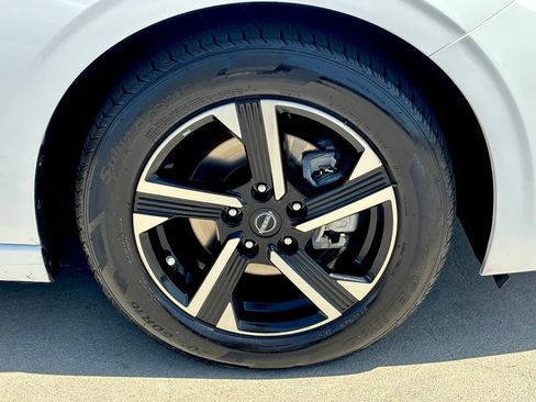 Used 2024 Nissan Sentra SV FWD image 27