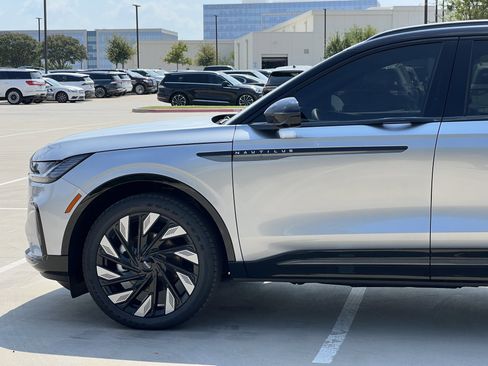 New 2025 Lincoln Nautilus Reserve w/ Jet Appearance Package image 5