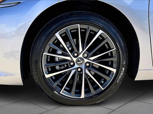 Certified 2025 Lexus ES 350 w/ Premium Package image 10