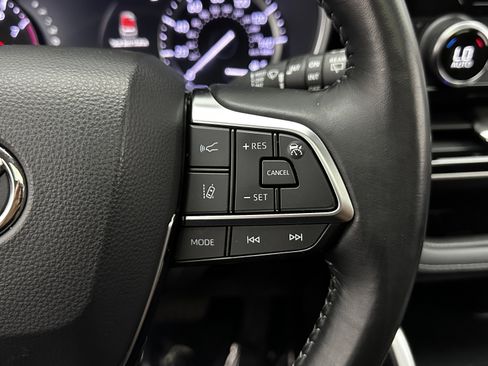 Used 2020 Toyota Highlander XLE image 19