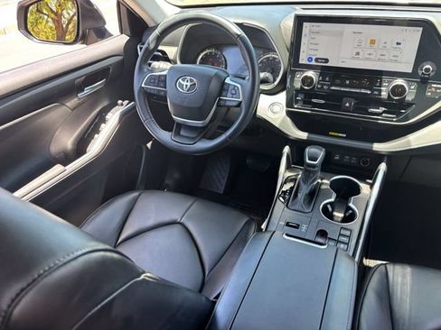 Used 2023 Toyota Highlander XLE FWD image 14
