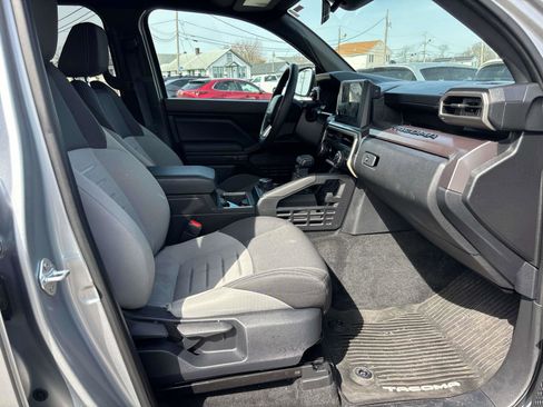Used 2025 Toyota Tacoma TRD Sport image 13