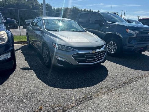 Used 2024 Chevrolet Malibu LT FWD image 2