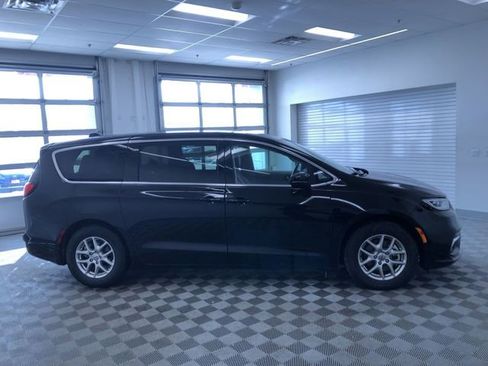 Used 2024 Chrysler Pacifica Touring-L image 34