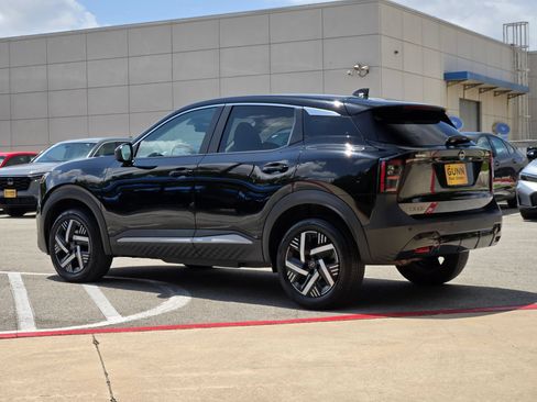 Used 2025 Nissan Kicks SV FWD image 3