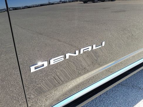 Used 2022 GMC Yukon Denali w/ Denali Premium Package AWD/4WD image 5