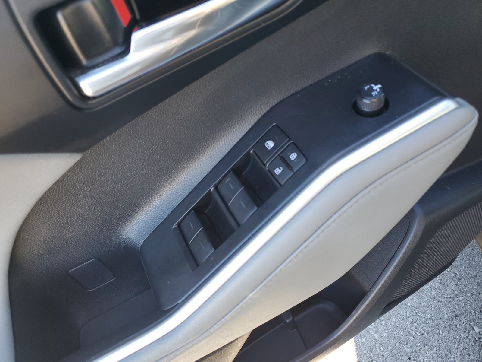 Used 2024 Toyota Highlander XLE AWD/4WD image 22