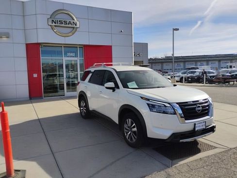 Used 2024 Nissan Pathfinder SL image 3