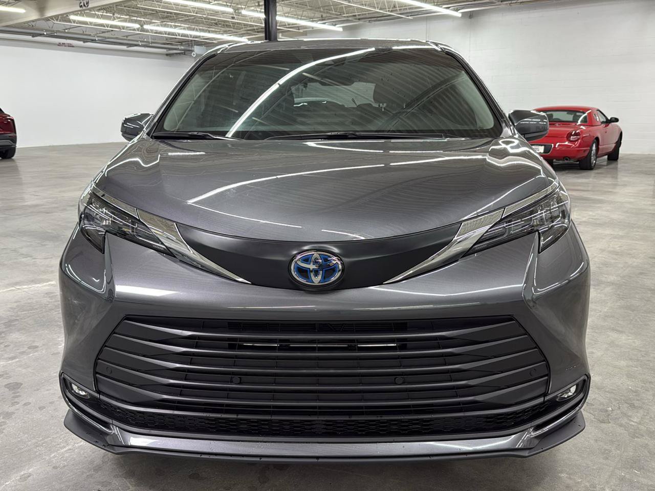Used 2025 Toyota Sienna XLE FWD image 3