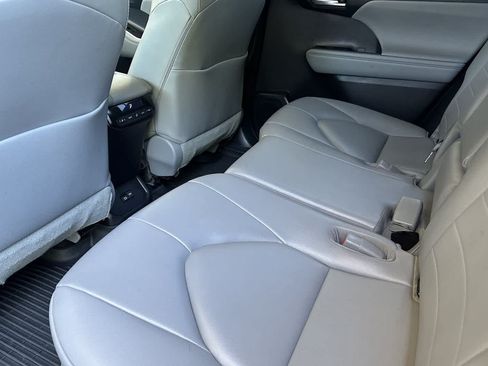 Used 2023 Toyota Highlander XLE FWD image 4