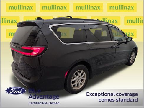 Used 2022 Chrysler Pacifica Touring-L FWD image 3