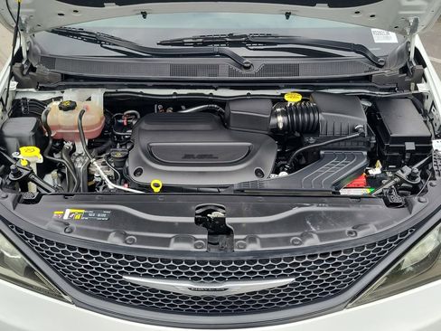 Certified 2023 Chrysler Voyager LX FWD image 23