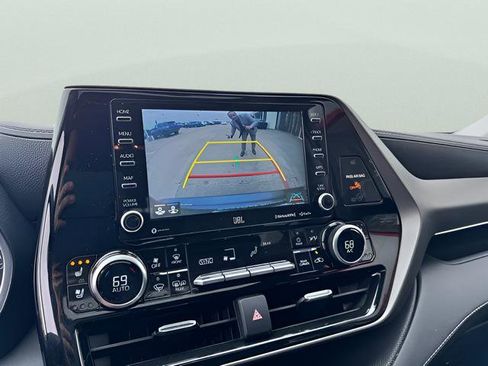 Used 2021 Toyota Highlander Limited image 12