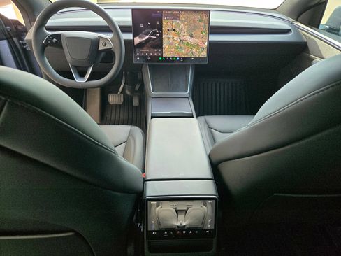 Used 2026 Tesla Model Y Long Range RWD image 8