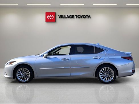 Used 2022 Lexus ES 300h w/ Luxury Package image 2