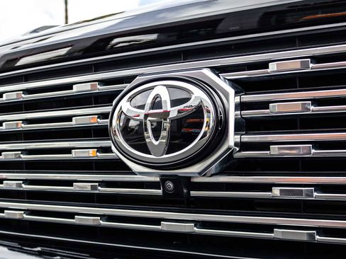 Used 2025 Toyota Tacoma Limited AWD/4WD image 5
