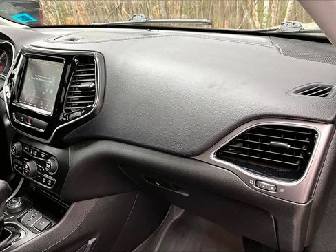 Used 2019 Jeep Cherokee Limited image 18