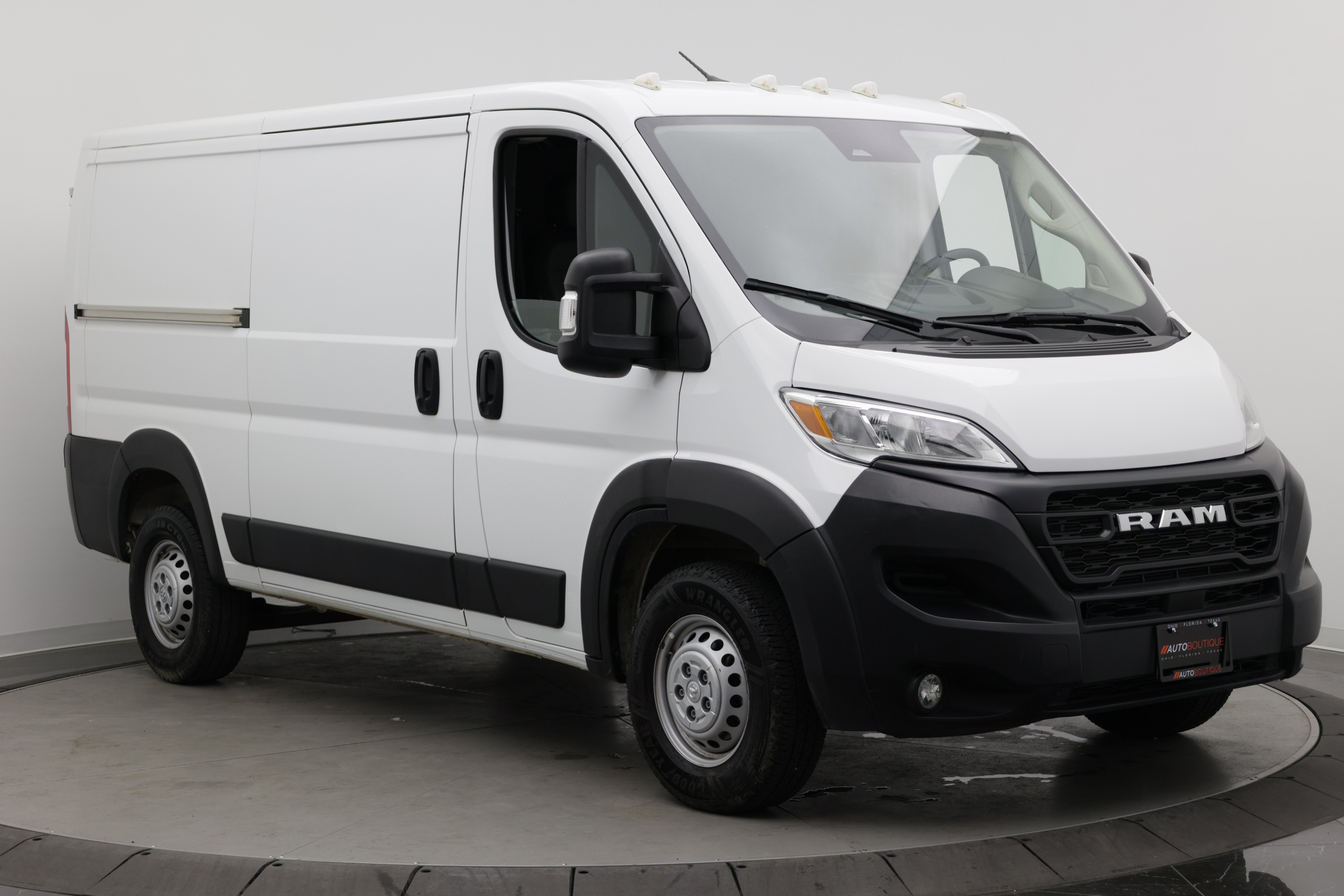 Used 2025 RAM ProMaster 2500 w/ Convenience Group FWD image 3