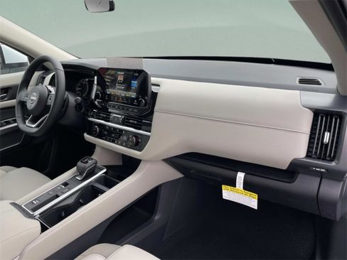 New 2025 Nissan Pathfinder SL image 13