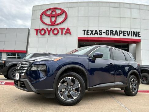 Used 2025 Nissan Rogue SV FWD image 2
