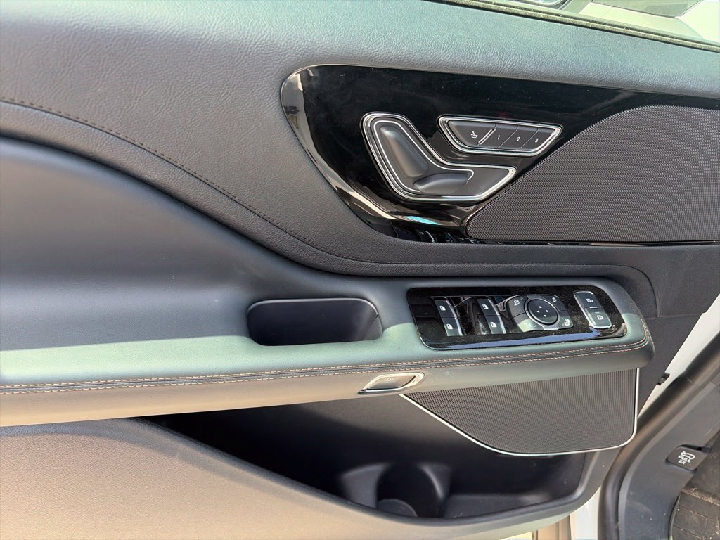Used 2026 Lincoln Aviator AWD image 17