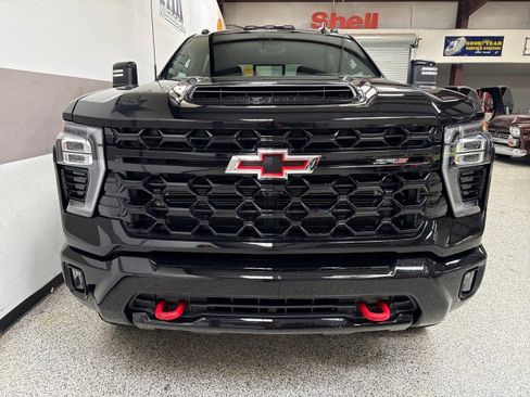 Used 2024 Chevrolet Silverado 2500 ZR2 w/ Technology Package image 2