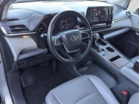 Used 2022 Toyota Sienna XLE image 10