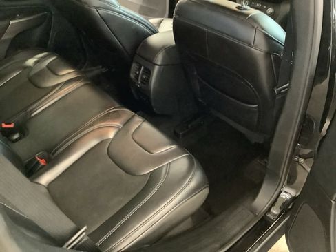 Used 2019 Jeep Cherokee Latitude Plus AWD/4WD image 17