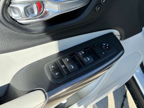 Used 2019 Jeep Cherokee Limited image 21