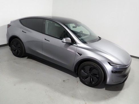 Used 2026 Tesla Model Y Long Range RWD image 12