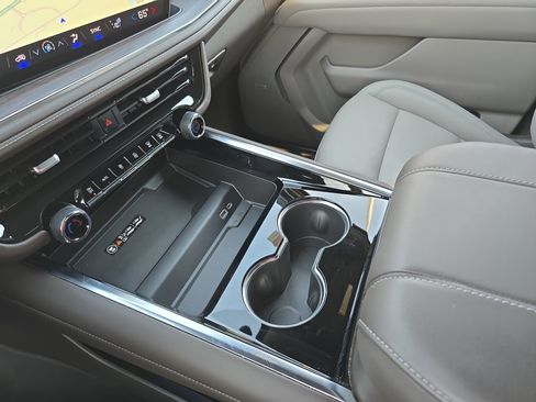 Used 2025 Chevrolet Suburban Z71 w/ Comfort Package image 26