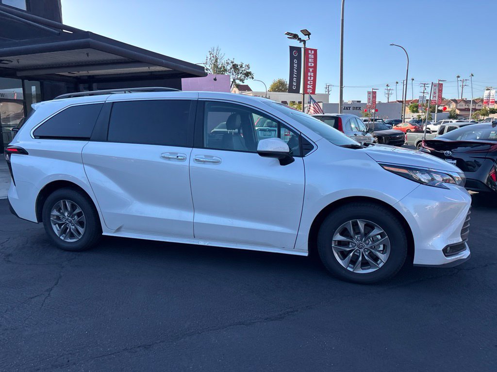 Used 2026 Toyota Sienna XLE FWD image 3
