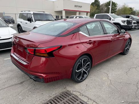 Used 2023 Nissan Altima 2.5 SR FWD image 9