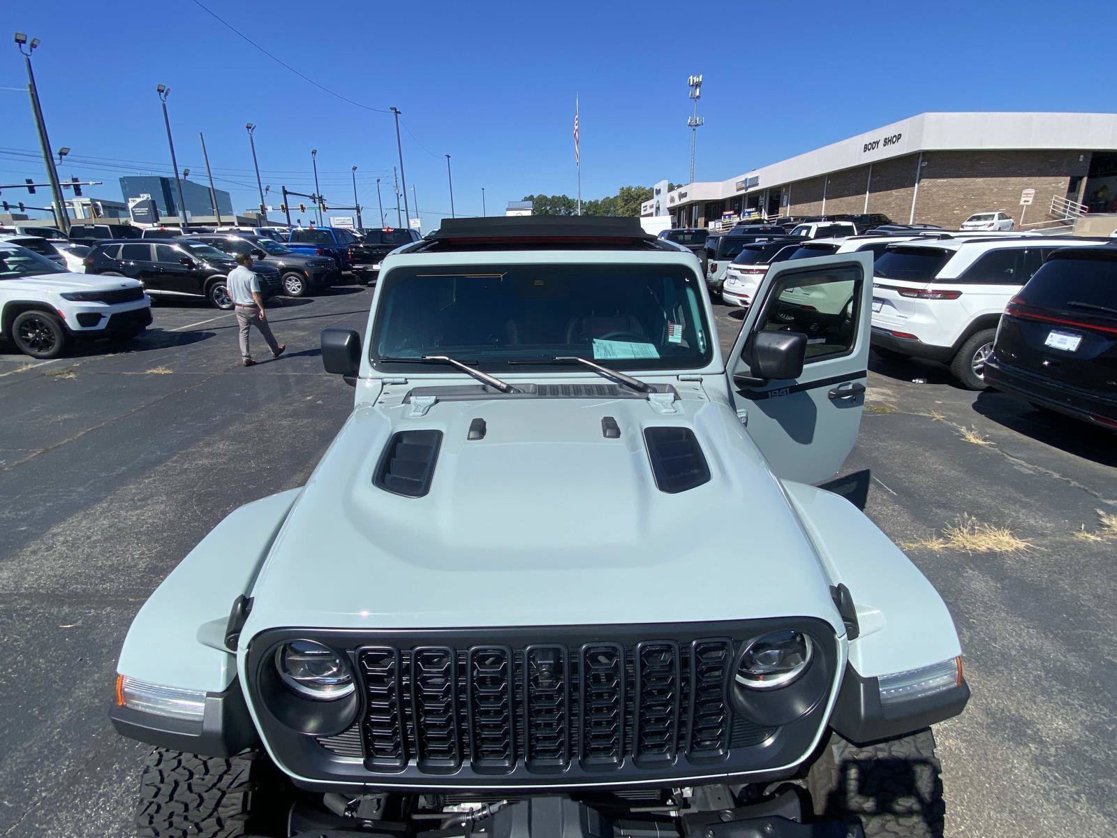 Used 2024 Jeep Wrangler Unlimited Rubicon AWD/4WD image 27