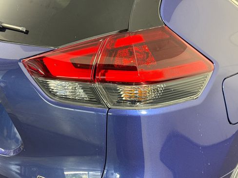 Used 2018 Nissan Rogue SV FWD image 34