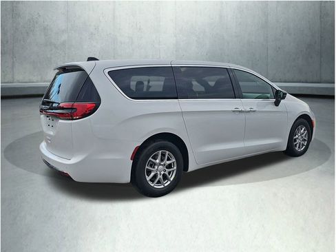 New 2026 Chrysler Pacifica Select image 6