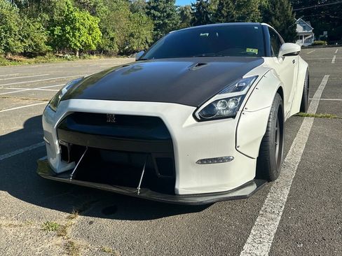 Used 2014 Nissan GT-R Premium w/ Premium Interior Package image 15
