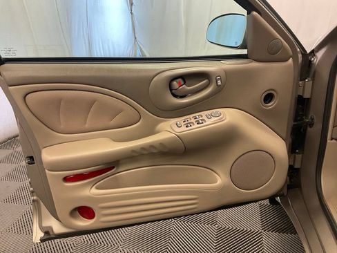 Used 2001 Pontiac Bonneville SLE FWD image 10