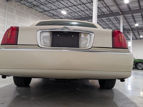 Used 2001 Lincoln Town Car Cartier RWD image 13