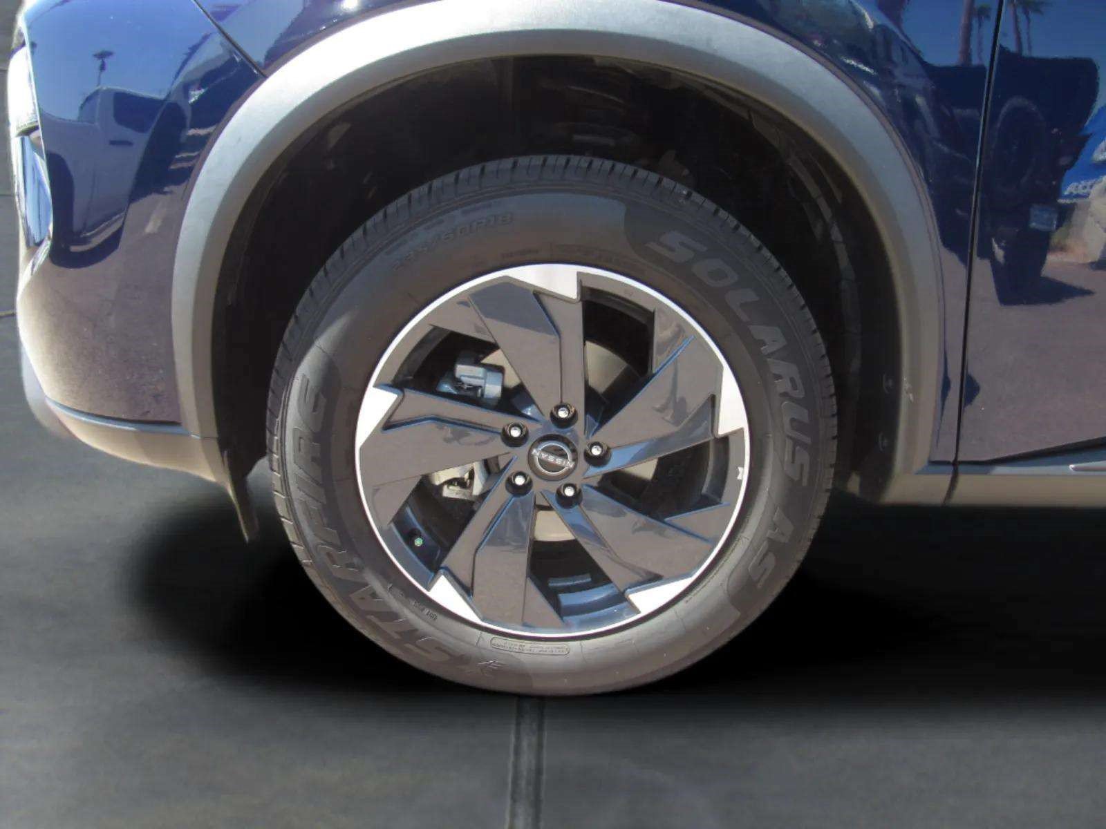Used 2025 Nissan Rogue SV FWD image 4