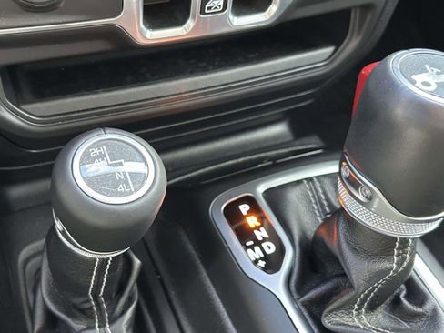 Used 2018 Jeep Wrangler Unlimited Sahara image 25