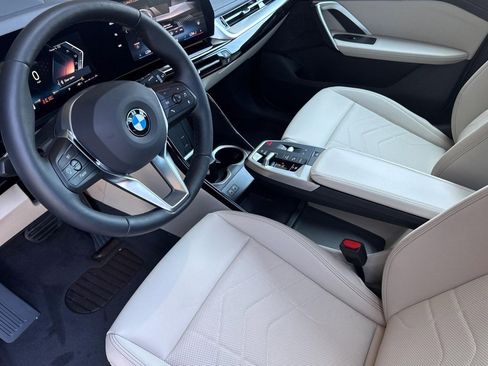 Used 2025 BMW X1 xDrive28i w/ Technology Package image 4