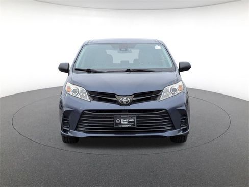 Used 2018 Toyota Sienna L image 2