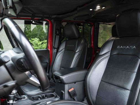 Used 2022 Jeep Wrangler Unlimited Sahara AWD/4WD image 17