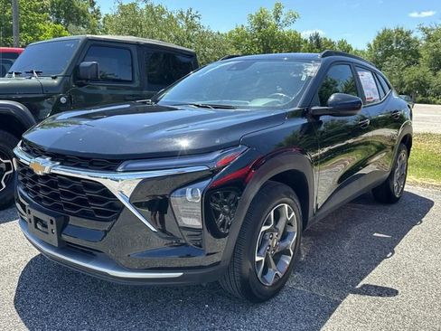 Used 2025 Chevrolet Trax LT w/ LT Convenience Package FWD image 5