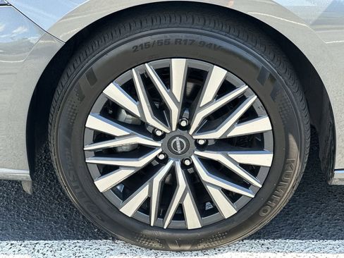 Used 2025 Nissan Altima 2.5 SV FWD image 13