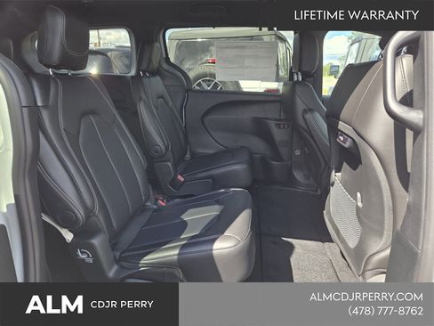 New 2026 Chrysler Pacifica Select image 18
